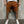 Bruine casual korte broek voor heren, gedragen met witte sneakers. Perfect voor zomermode en streetwear. Comfortabele pasvorm, trendy stijl.