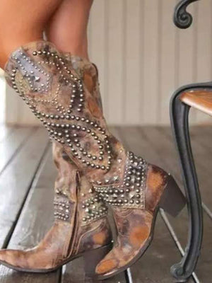 Bruine leren cowboylaarzen met studs, damesmode, westerse stijl, houten vloer, trendy laarzen, herfstmode, bohemian look, comfortabele hakken.