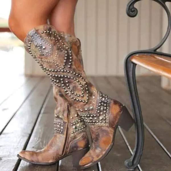 Bruine leren cowboylaarzen met studs, damesmode, westerse stijl, houten vloer, trendy laarzen, herfstmode, bohemian look, comfortabele hakken.