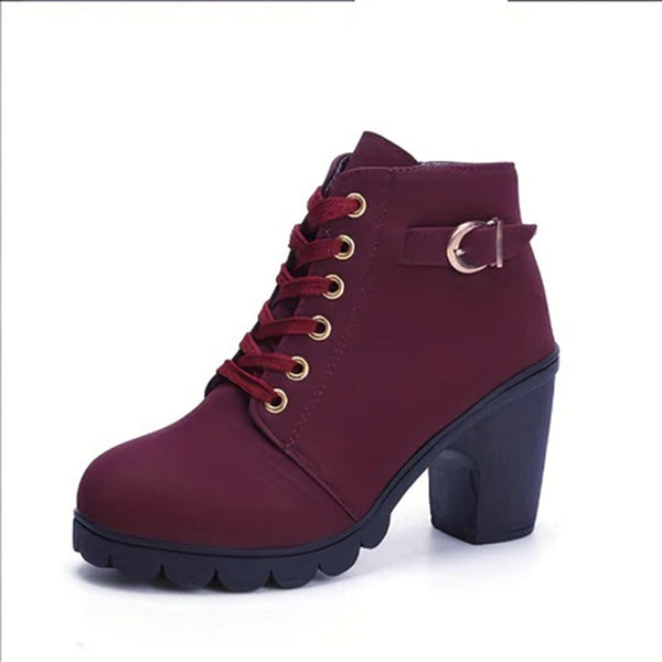 Bordeauxrode dameslaars met hoge hak, veters en gespsluiting. Modieuze enkellaars voor herfst en winter. Comfortabele en stijlvolle schoenen.