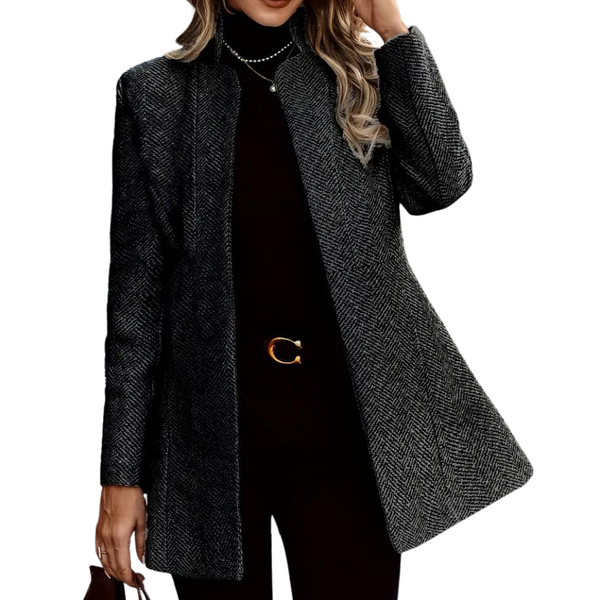 Zwarte wollen damesjas met visgraatpatroon, lange mouwen en elegante snit. Perfect voor herfst- en wintermode. Stijlvolle en warme jas.