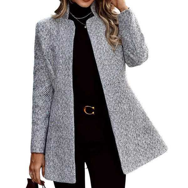 Grijze damesjas met visgraatpatroon, lange mouwen en elegante pasvorm. Perfect voor herfst- en wintermode. Stijlvol en tijdloos ontwerp.