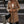 Vrouw in stijlvolle khaki wollen jas met dubbele rij knopen, witte top en zwarte tas. Modieuze herfstkleding, straatmode, elegant design.