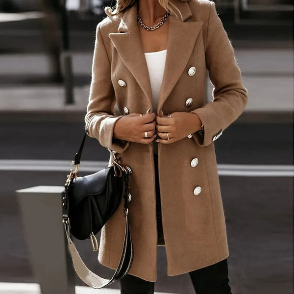 Vrouw in stijlvolle khaki wollen jas met dubbele rij knopen, witte top en zwarte tas. Modieuze herfstkleding, straatmode, elegant design.