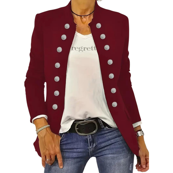 Dames bordeaux blazer met zilveren knopen, gedragen over een witte T-shirt en blauwe jeans. Modieuze casual outfit voor dames.