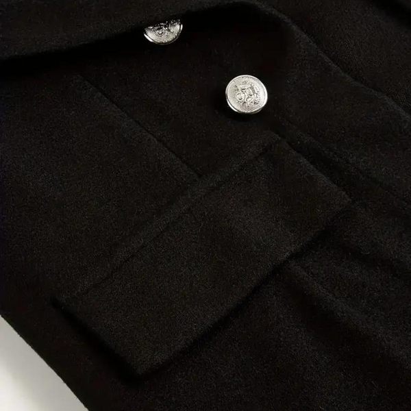 Zwarte wollen jas met zilveren knopen en zakdetail, stijlvolle wintermode, hoogwaardige dameskleding, elegant en tijdloos ontwerp.