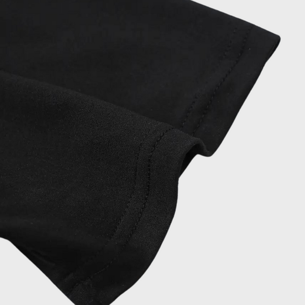 Zwarte katoenen T-shirt mouw, close-up. Hoogwaardige stof, casual kleding, minimalistisch design. Perfect voor dagelijks gebruik en comfort.