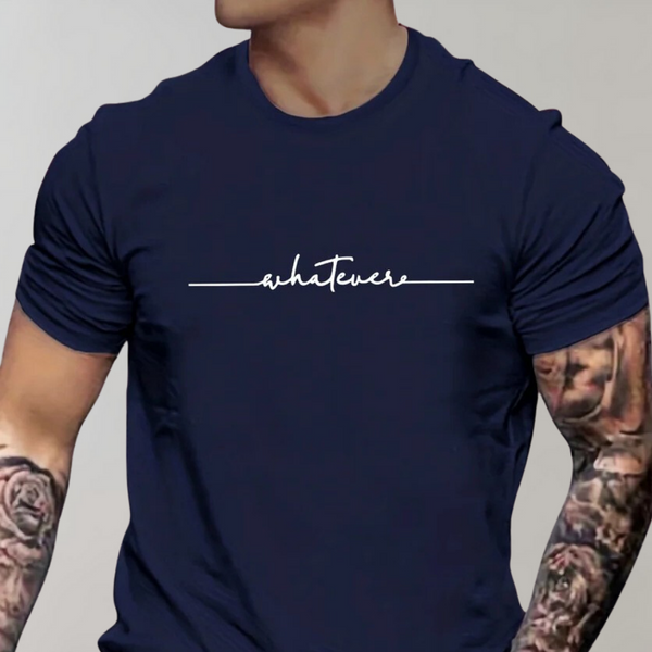 Donkerblauw T-shirt met "whatever" opdruk, gedragen door getatoeëerde man. Casual mode, herenkleding, streetwear stijl.