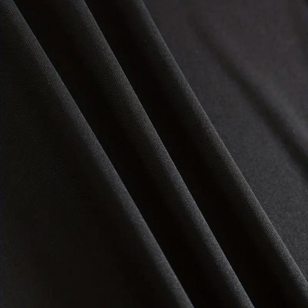 Zwarte stof close-up, gladde textuur, geschikt voor kleding en interieur. Hoogwaardige zwarte textiel, perfect voor mode en decoratie.