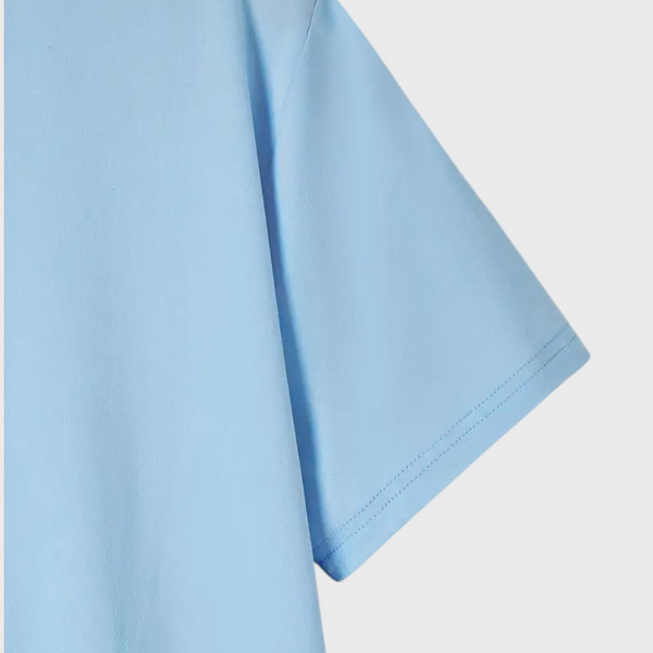 Blauw T-shirt met korte mouwen, gemaakt van zacht katoen. Ideaal voor casual outfits. Comfortabel en stijlvol, perfect voor dagelijks gebruik.