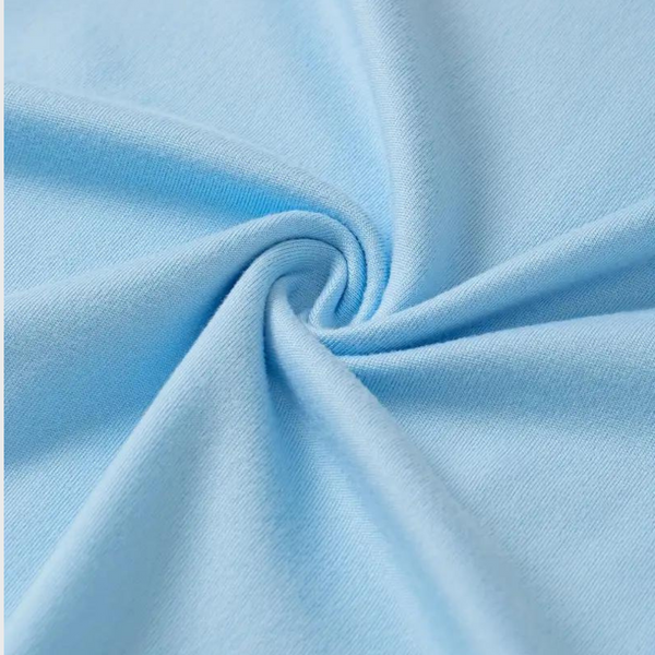 Lichtblauwe katoenen stof close-up, gedraaid in een spiraalpatroon. Zachte textuur, geschikt voor kleding en interieurdecoratie.