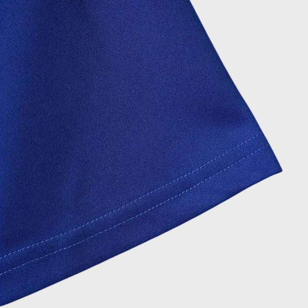 Koningsblauw katoenen T-shirt zoom, hoogwaardige stof, naadloze afwerking. Perfect voor casual en stijlvolle outfits. Unisex mode, duurzaam materiaal.