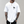 Witte T-shirt met palmboomprint, gedragen door getatoeëerde man. Casual herenmode, zomerse stijl, korte mouwen, comfortabele pasvorm.
