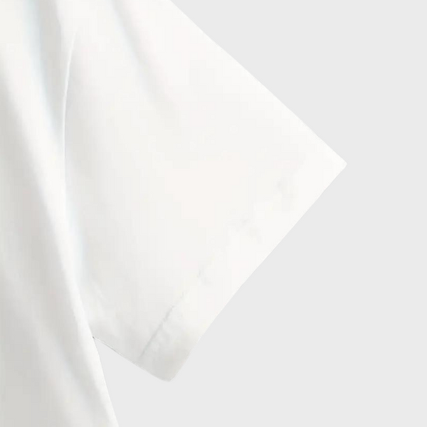 Witte katoenen T-shirt mouw, minimalistisch design, close-up. Hoogwaardige stof, casual kleding, mode basics, unisex stijl.
