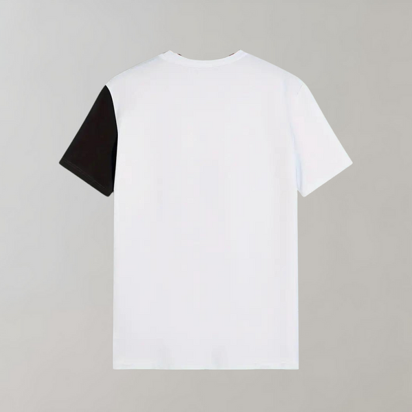 Wit T-shirt met zwarte mouw, minimalistisch design, unisex, casual mode, hoogwaardige katoenen stof, perfect voor dagelijks gebruik.