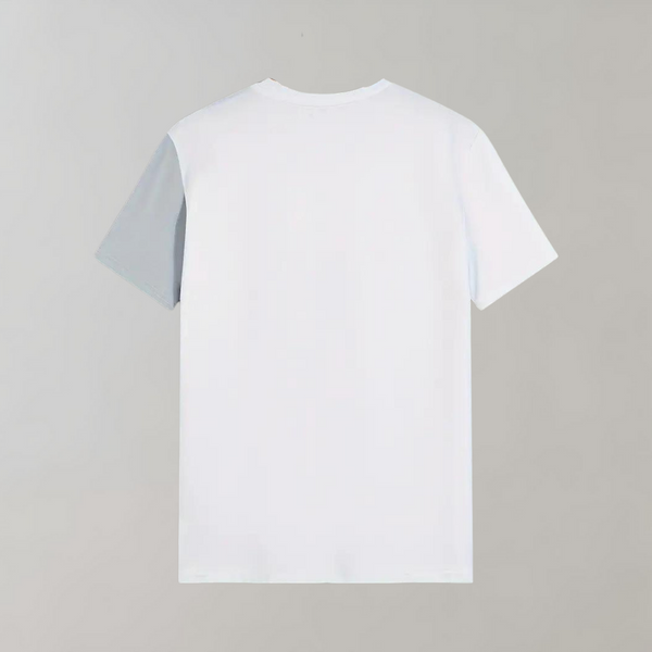 Witte T-shirt met grijze mouw, minimalistisch design, unisex, katoenen stof, casual kleding, achterkant, modetrend, comfortabel en stijlvol.