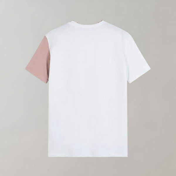 Wit T-shirt met roze mouw, unisex design, gemaakt van biologisch katoen. Perfect voor casual outfits en duurzame mode. Beschikbaar in diverse maten.