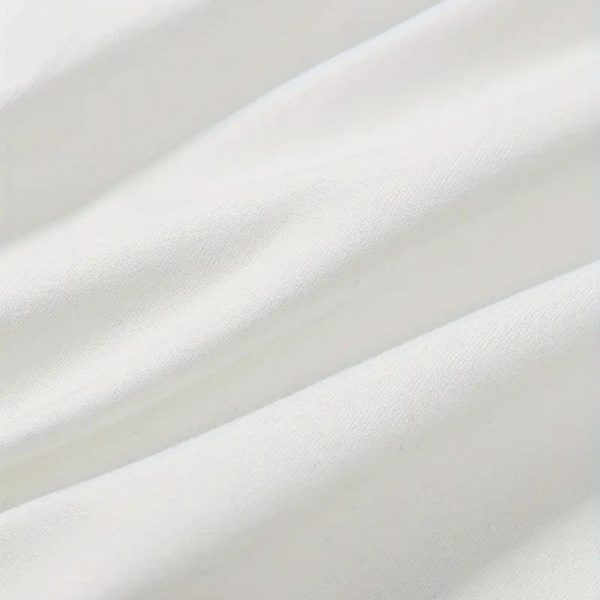 Witte katoenen stof close-up, zachte textuur, geschikt voor kleding en interieur, hoogwaardige textielmaterialen, duurzaam en ademend.