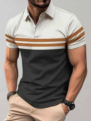 Moderne herenpolo met korte mouwen, beige en zwart met bruine strepen, gedragen door een man. Stijlvolle casual outfit, perfect voor zomer.