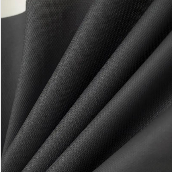 Zwarte stof close-up, polyester textiel met fijne textuur, geschikt voor kleding en interieur. Hoogwaardige, duurzame stof voor veelzijdig gebruik.