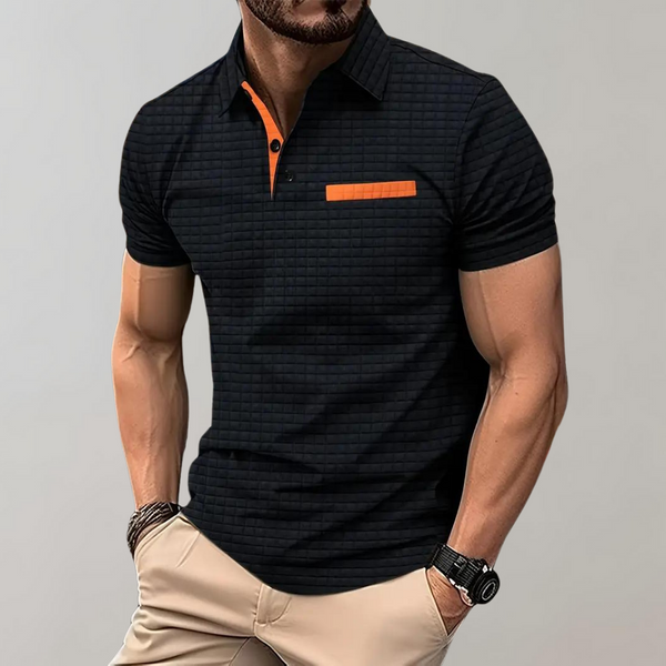 Zwarte herenpolo met oranje accenten, korte mouwen en geruit patroon. Perfect voor casual en stijlvolle outfits. Comfortabele pasvorm.