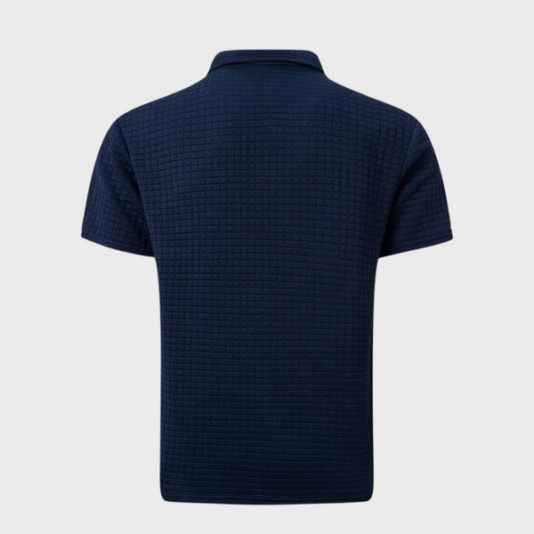 Donkerblauw poloshirt met korte mouwen en geruit patroon, gemaakt van hoogwaardige stof. Perfect voor casual en zakelijke gelegenheden.
