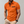 Oranje herenpolo met korte mouwen, zwarte borstzak en knoopsluiting, gedragen door man. Stijlvolle casual outfit, perfect voor zomer.