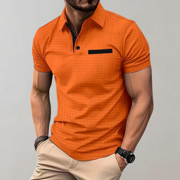 Oranje herenpolo met korte mouwen, zwarte borstzak en knoopsluiting, gedragen door man. Stijlvolle casual outfit, perfect voor zomer.