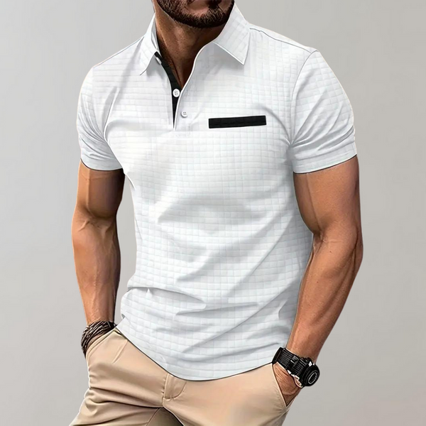Witte herenpolo met korte mouwen, zwarte borstzak, stijlvolle casual look, geschikt voor zomer, gemaakt van ademende stof, ideaal voor modebewuste mannen.