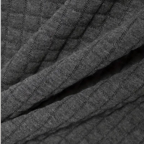 Donkergrijze geruite stof close-up, zachte textuur, geschikt voor kleding en interieur. Hoogwaardige textielmaterialen, modetrends, duurzaam.