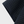 Donkerblauwe gewatteerde stof, close-up van textuur en stiksels, geschikt voor kleding en interieur, hoogwaardige textielmaterialen.