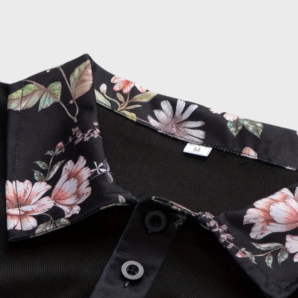 Zwarte polo met bloemenprint, close-up van kraag en knopen. Stijlvolle herenkleding, maat M. Perfect voor casual en formele gelegenheden.