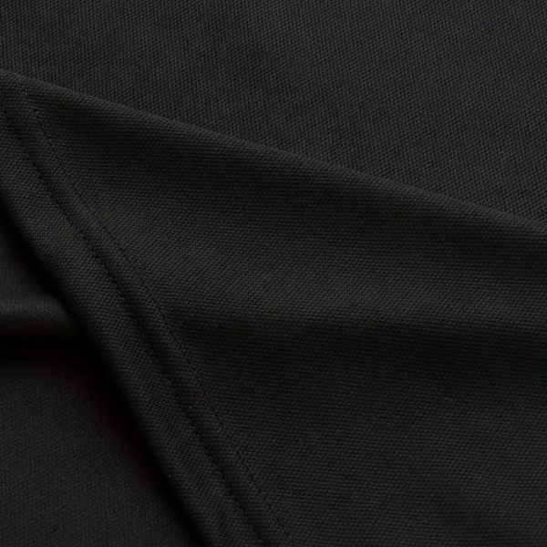 Zwarte katoenen stof close-up met fijne textuur en nette stiksels, ideaal voor kleding en interieur. Hoogwaardige kwaliteit en duurzaam materiaal.