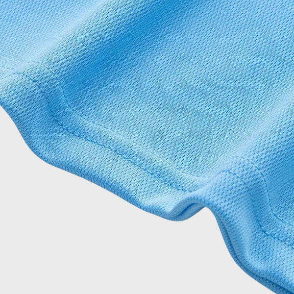 Blauwe sportstof close-up, ademend en lichtgewicht, ideaal voor sportkleding. Textuur en kwaliteit zichtbaar, perfect voor actieve kleding.