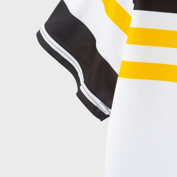 Zwart-wit sportshirt met gele strepen, close-up van mouwdetail. Hoogwaardige stof, moderne stijl, geschikt voor sport en casual gebruik.