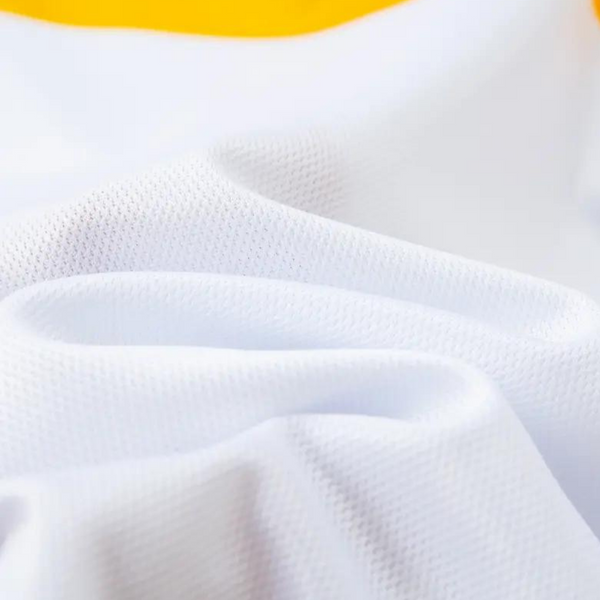 Witte sportstof close-up met textuur, ademend en lichtgewicht, ideaal voor sportkleding en actieve kleding. Geschikt voor hardlopen en fitness.