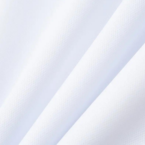 Wit polyester textiel met fijne textuur, close-up. Ideaal voor kleding, interieur en ambachtelijke projecten. Hoogwaardige stof voor veelzijdig gebruik.