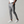 Grijze chino broek voor heren, stijlvol en modern, gecombineerd met witte sneakers. Perfect voor casual en zakelijke outfits. Comfortabele pasvorm.