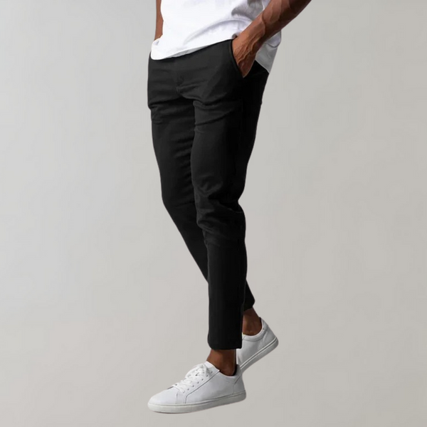 Zwarte chino broek voor heren, gecombineerd met witte sneakers en een wit T-shirt. Stijlvolle casual outfit, ideaal voor dagelijks gebruik.