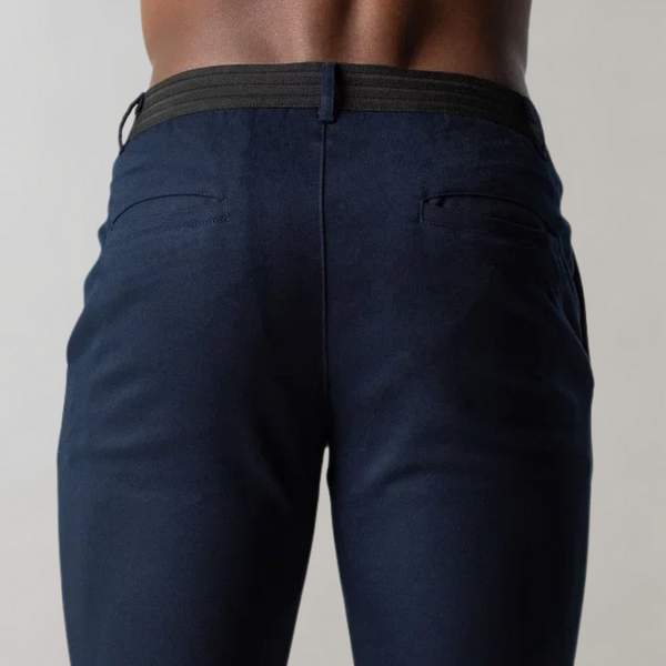 Donkerblauwe herenbroek met zwarte tailleband, close-up van de achterkant. Comfortabele pasvorm, geschikt voor casual en formele gelegenheden.