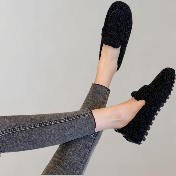 Zwarte dames loafers met textuur, gedragen met grijze jeans. Stijlvolle en comfortabele schoenen voor dagelijks gebruik. Perfect voor casual outfits.
