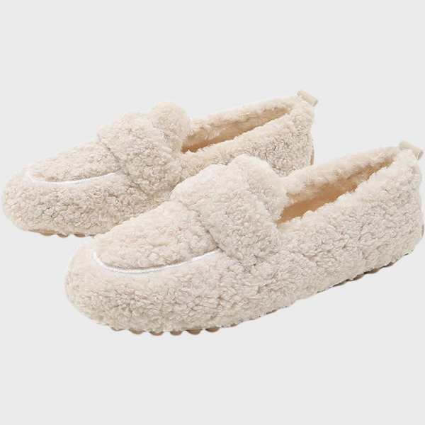 Pluche witte pantoffels met antislipzool, comfortabel en warm, ideaal voor thuisgebruik. Perfecte keuze voor koude dagen. Unisex design.