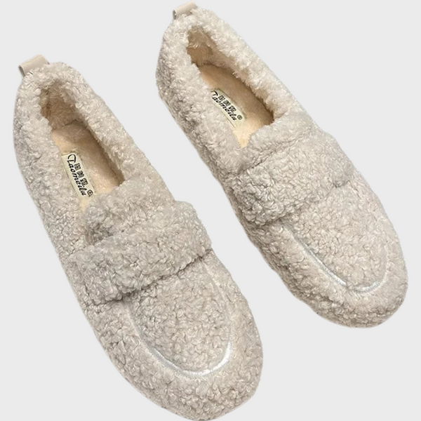 Witte pluche pantoffels voor dames, comfortabel en warm, ideaal voor thuisgebruik. Perfecte winterse sloffen met zachte voering en antislipzool.
