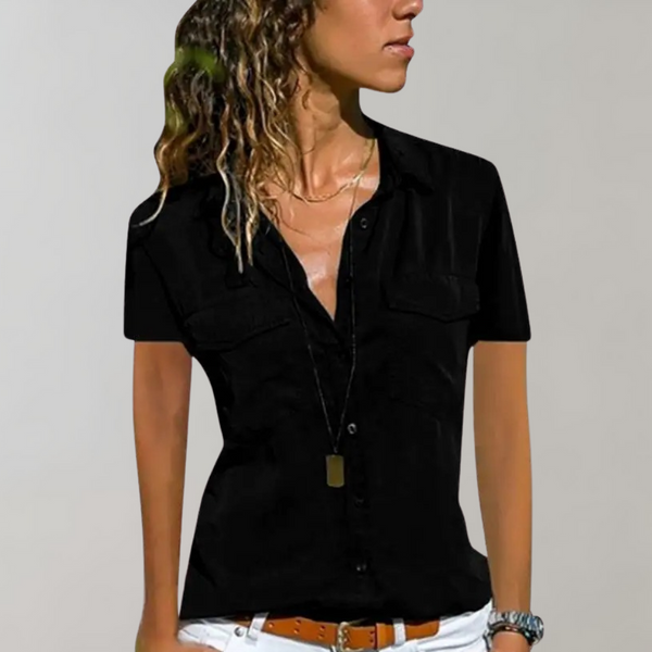 Zwarte damesblouse met korte mouwen, knoopsluiting en borstzakken. Stijlvolle casual look, ideaal voor dagelijks gebruik of kantooroutfits.
