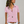 Roze damesblouse met korte mouwen, knoopsluiting en borstzakken. Modieuze casual look, ideaal voor lente- en zomerkleding.
