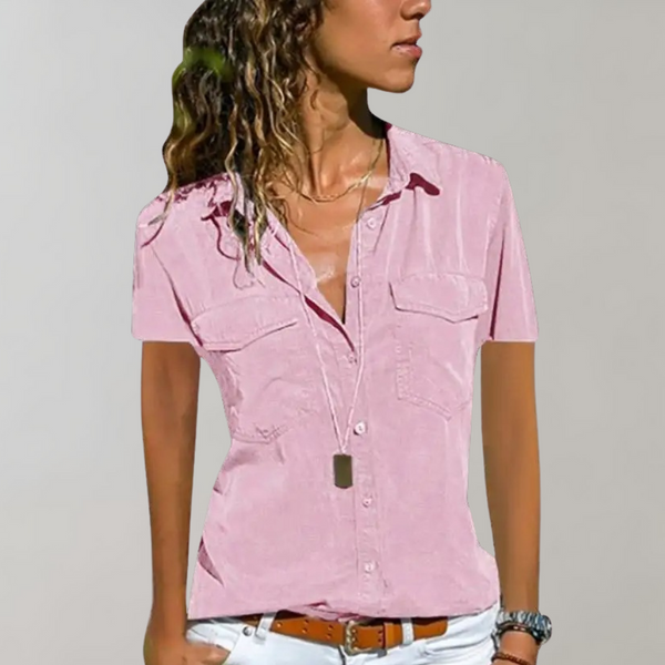 Roze damesblouse met korte mouwen, knoopsluiting en borstzakken. Modieuze casual look, ideaal voor lente- en zomerkleding.