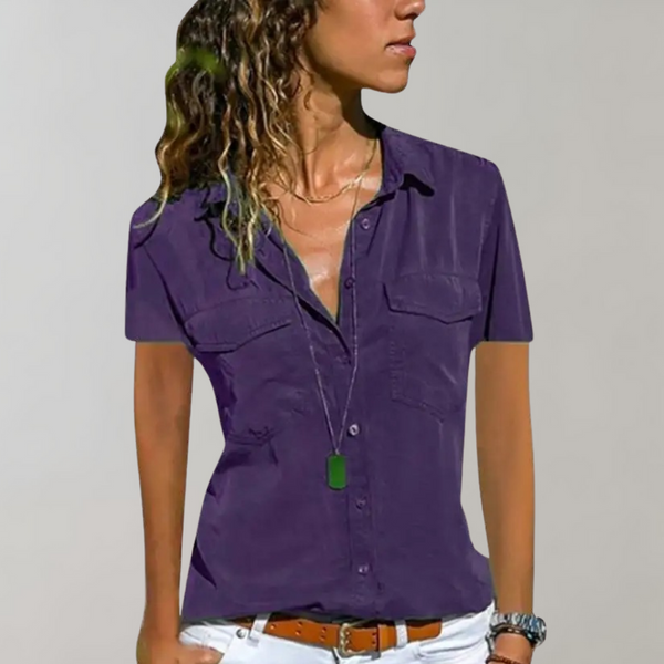 Paarse damesblouse met korte mouwen, knoopsluiting en borstzakken. Modieuze casual stijl, ideaal voor zomeroutfits. Perfect voor dagelijks gebruik.
