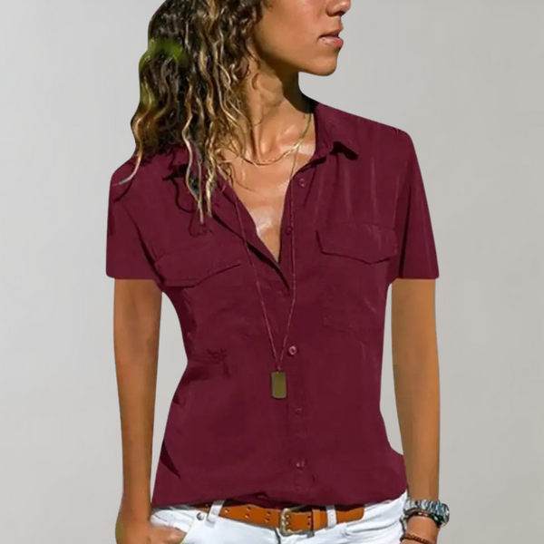 Rode damesblouse met korte mouwen, knoopsluiting en borstzakken. Modieuze casual look, ideaal voor zomerse outfits. Perfect voor dagelijks gebruik.