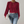 Rode geplooide blouse met lange mouwen, gedragen met blauwe spijkerbroek en witte handtas. Modieuze dameskleding, casual chique stijl.