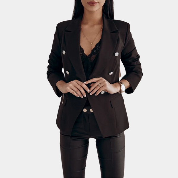 Vrouw in zwarte blazer met dubbele rij knopen, kanten top en horloge. Stijlvolle zakelijke outfit voor dames. Mode, kleding, dameskleding.